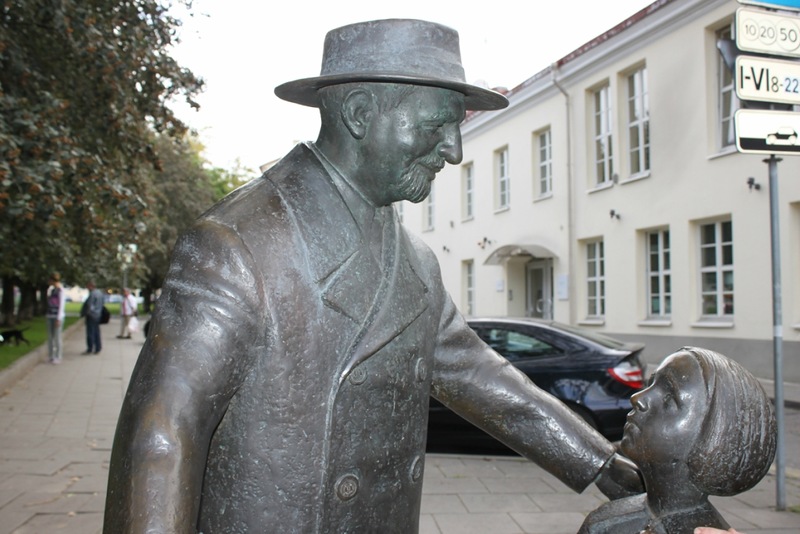 Памятник доктору Айболиту (Цемаху Шабаду) в Вильнюсе